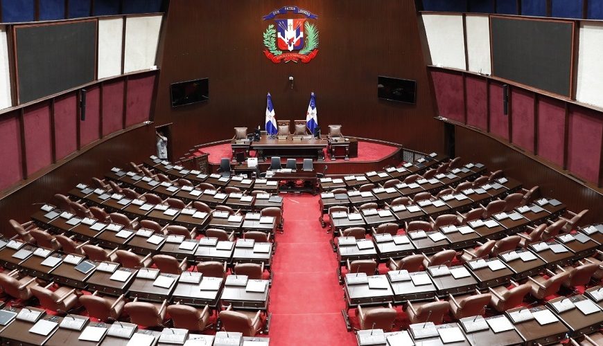 Abinader propone reducir diputados de 190 a 137