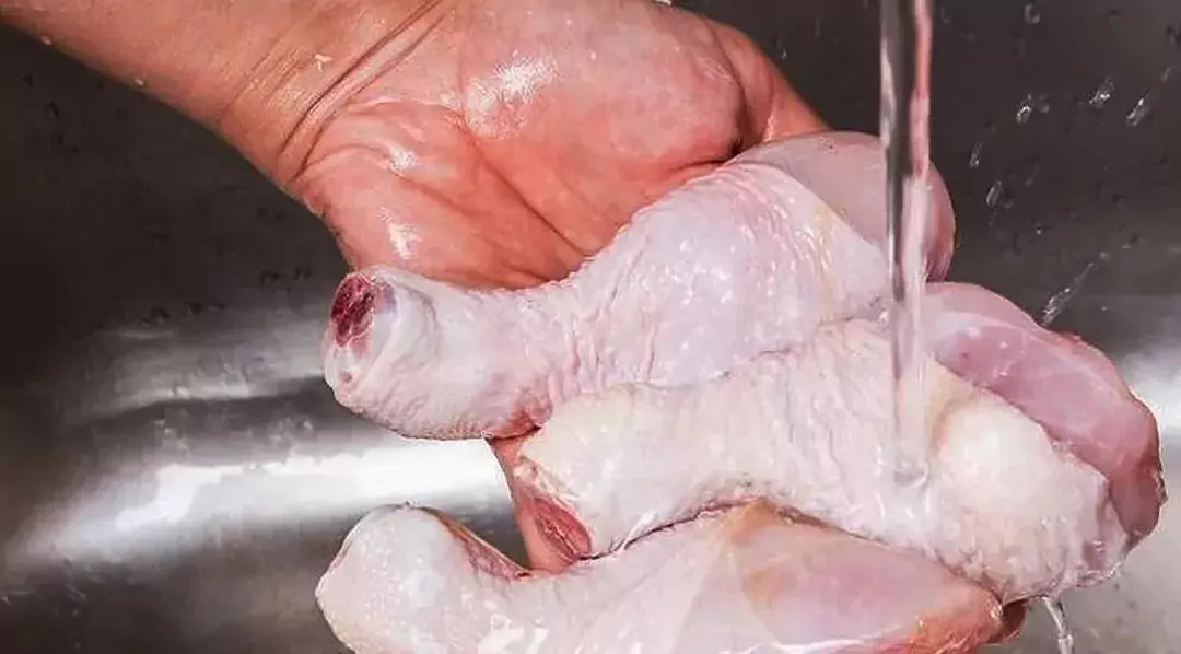 Persiste escasez y carestía de la carne de pollo