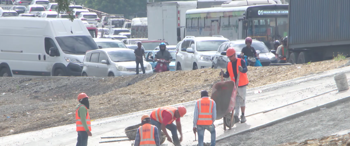 Retrasos en la ampliación de la autopista Duarte aumentan el tráfico y generan malestar entre los conductores
