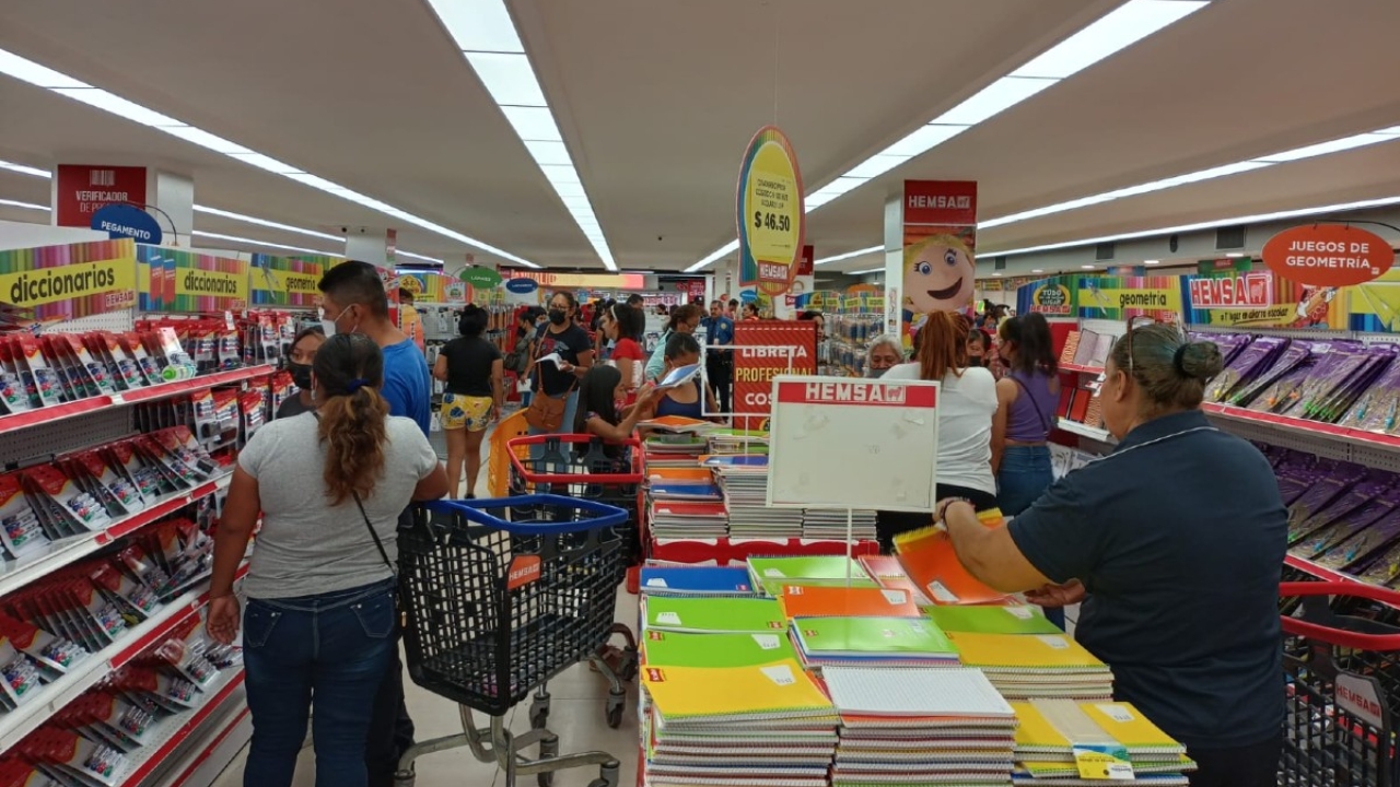 ¡A última hora! padres continúan abarrotando las tiendas en busca de útiles escolares