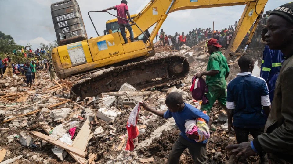 Sube a doce la cifra de muertos en derrumbe de un vertedero en la capital de Uganda