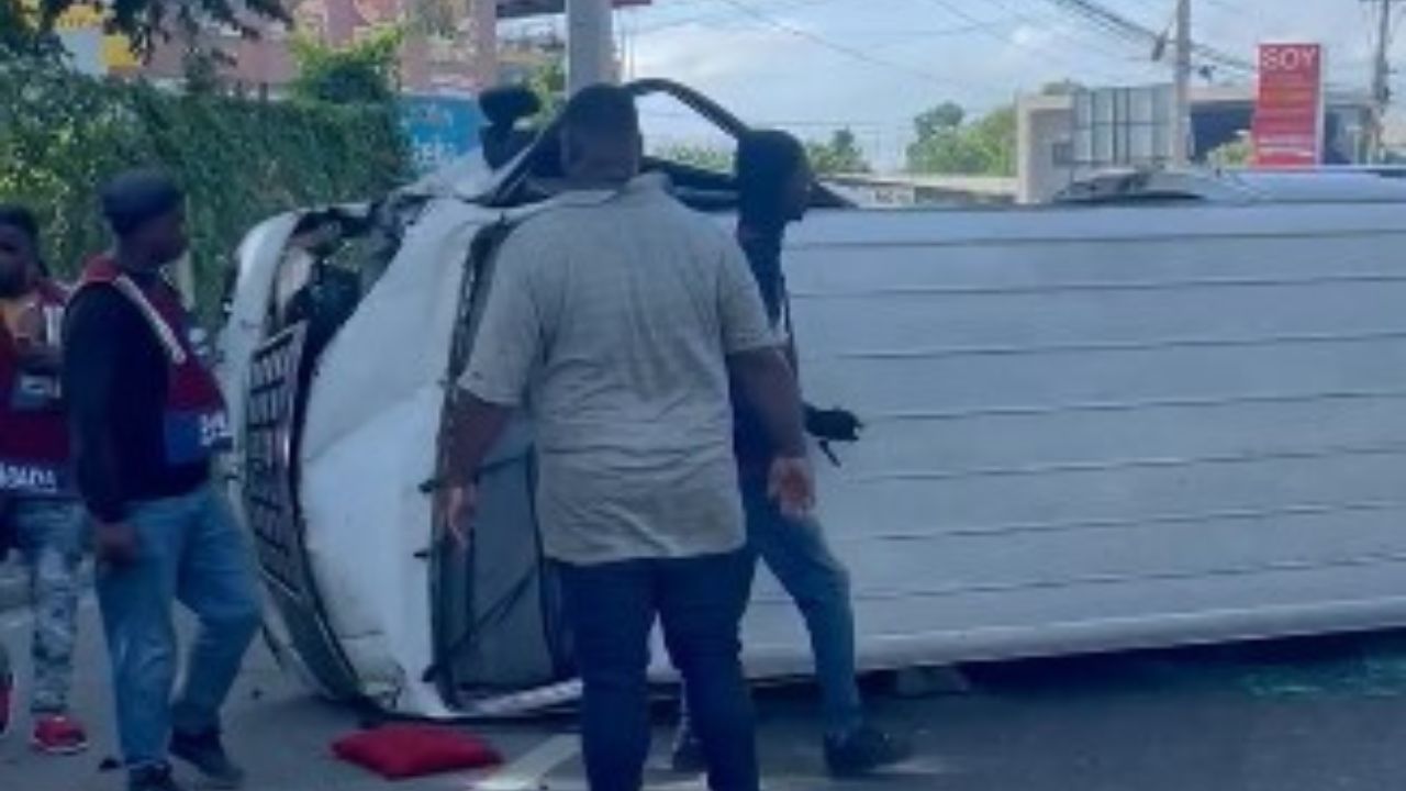 Camionero choca guagua del transporte público y lo deja virado en medio de la calle