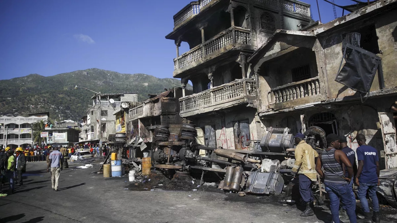Aumentan a 26 los muertos por explosión de camión cisterna en Haití