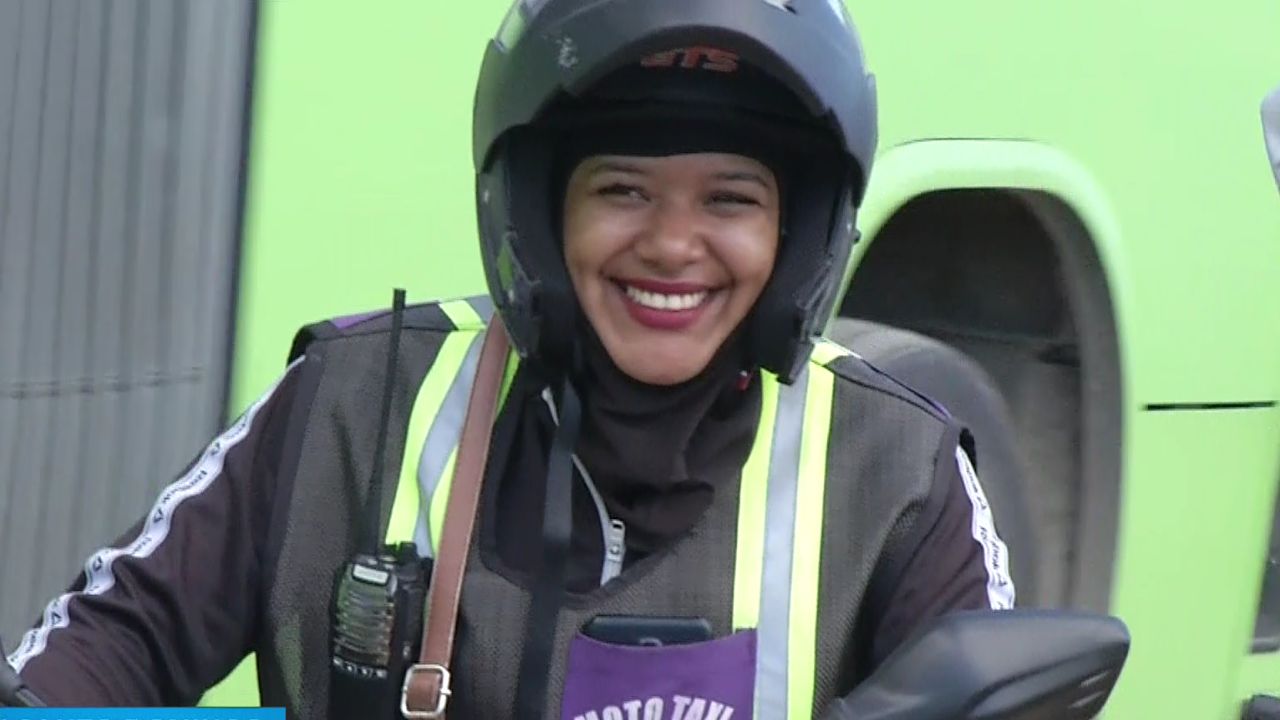 Cada vez más mujeres laboran en motocicletas y pasolas