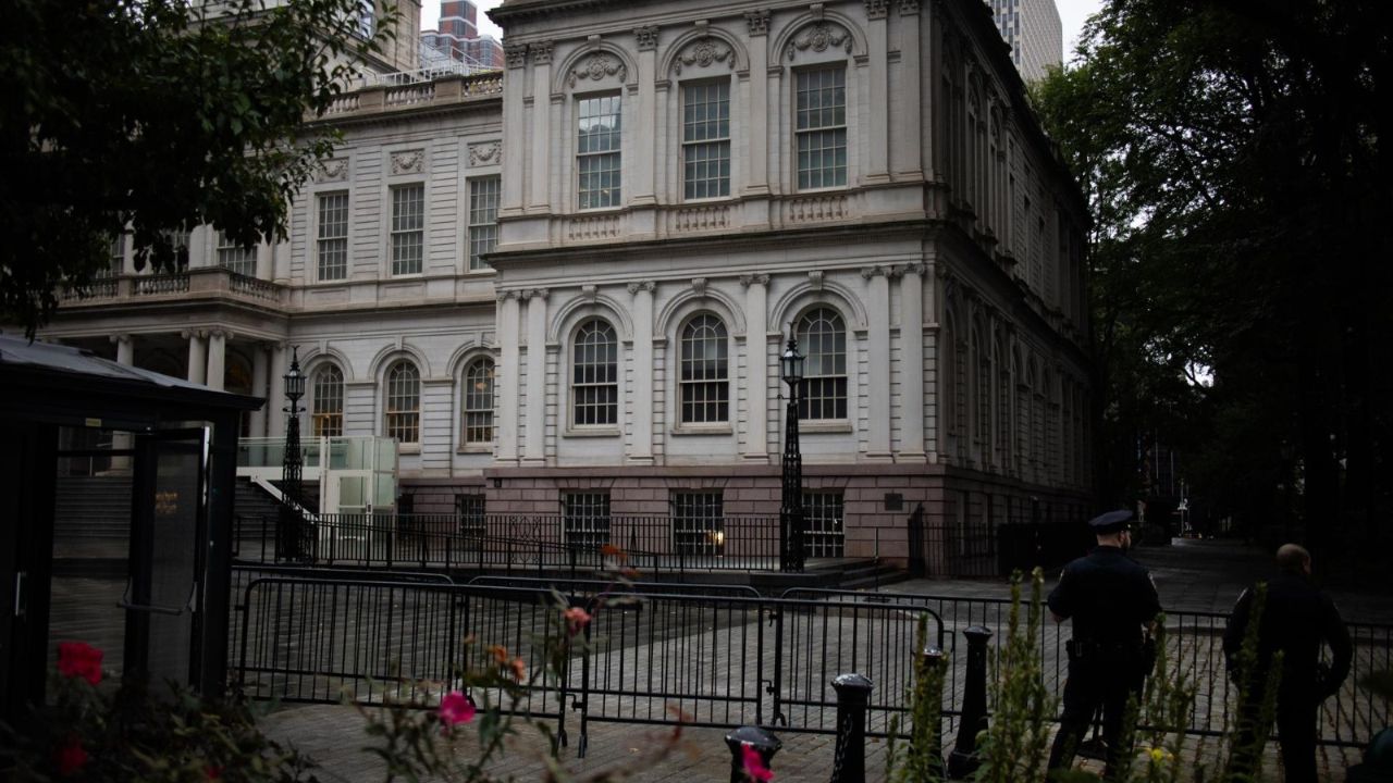 Por cargos de corrupción allanan residencia de alcalde de Nueva York