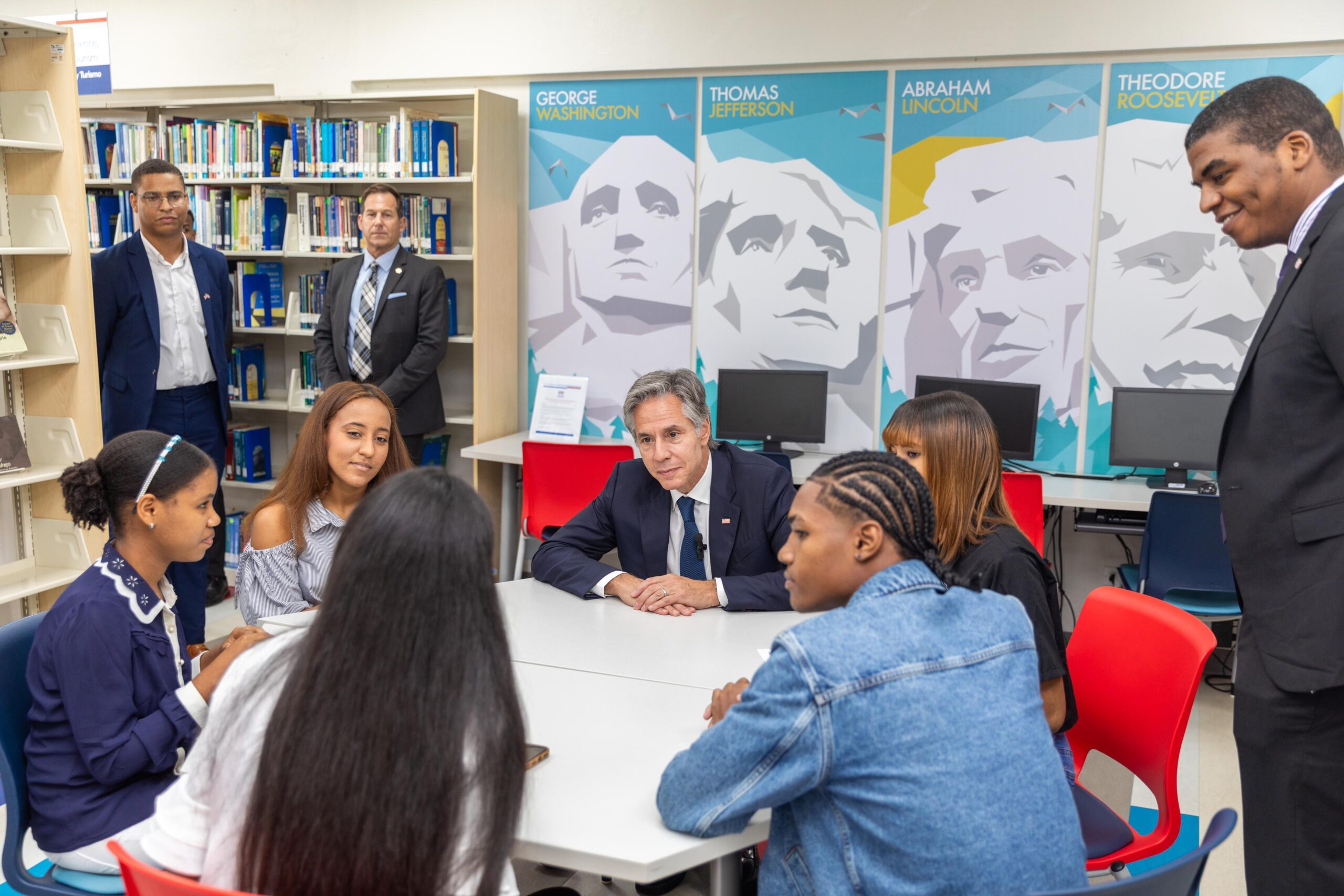 Antony Blinken se reúne con estudiantes del Programa de Inglés de Inmersión y Raquel Peña en el ICDA