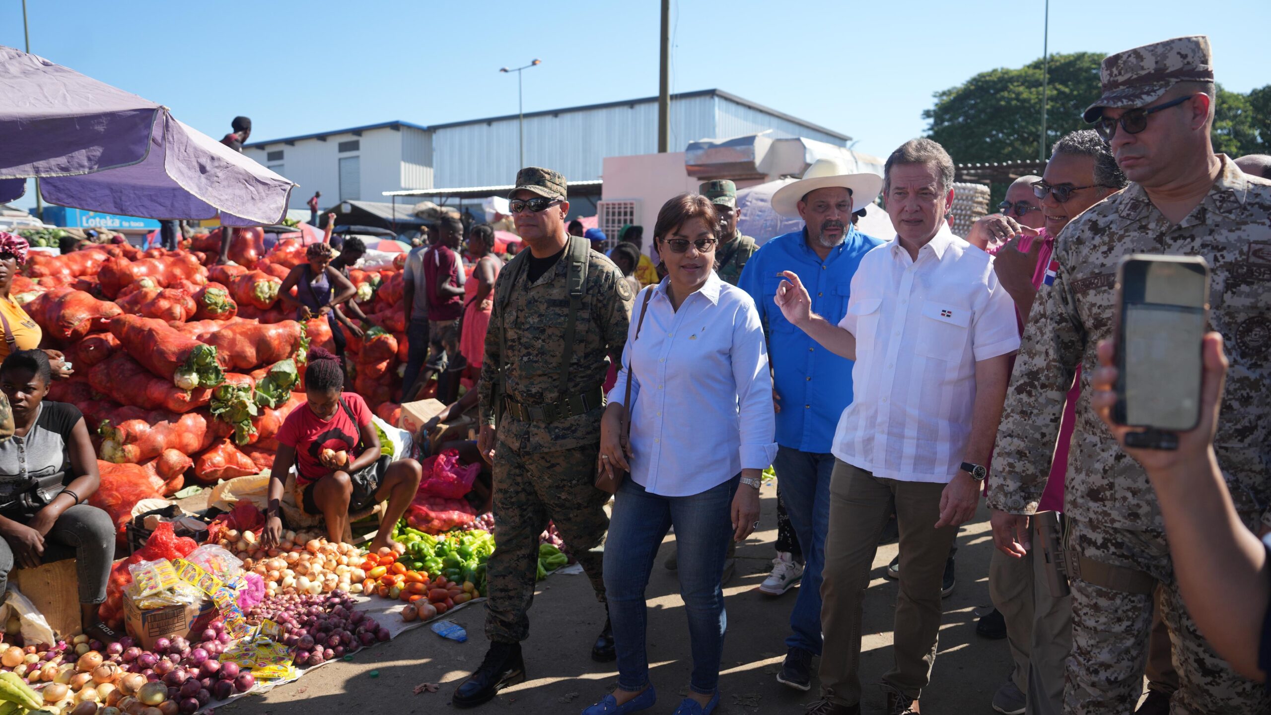 Ministro Bisonó recorre mercado Binacional de Dajabón:"el mercado funciona con total normalidad"