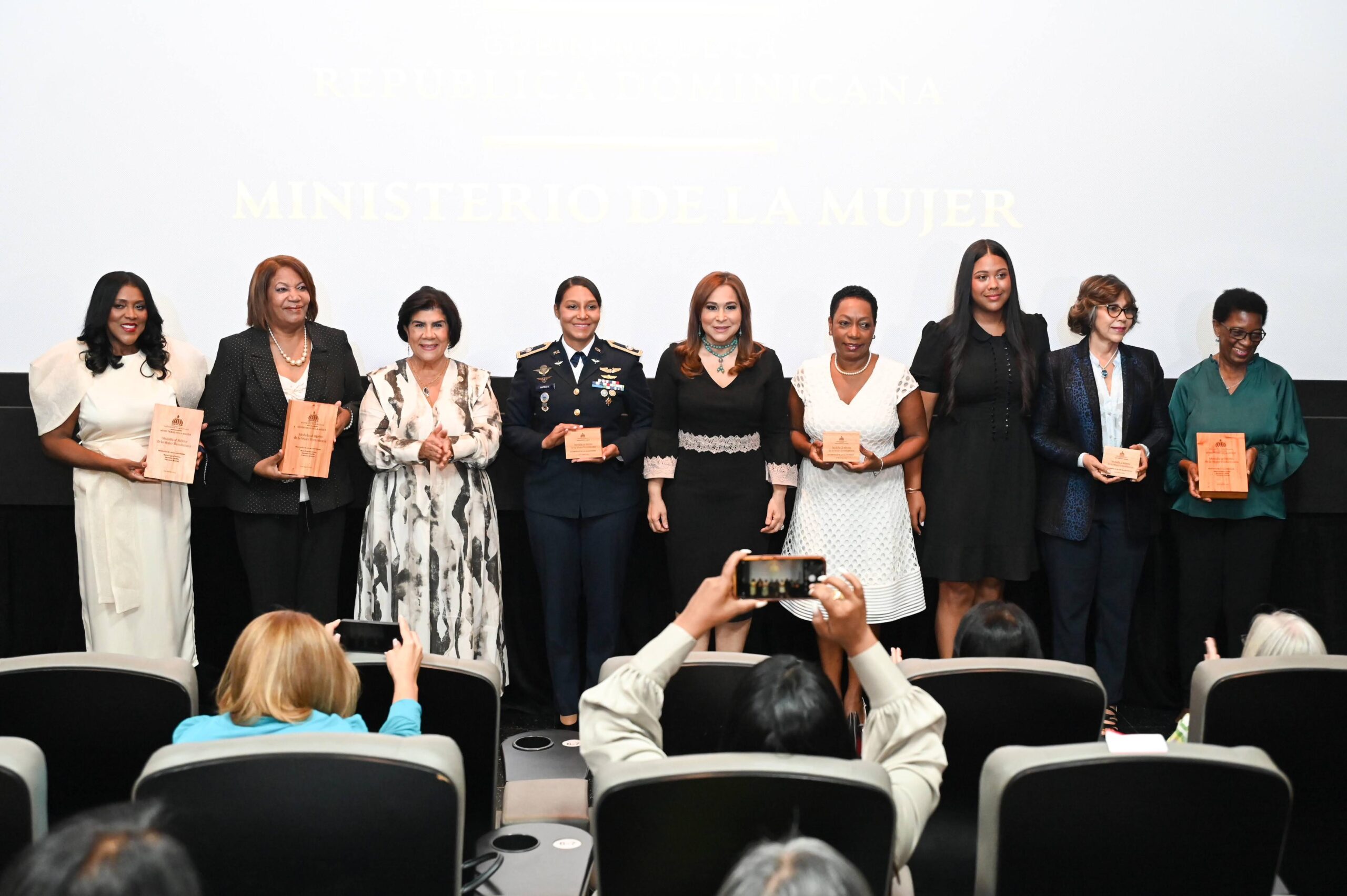 Con libros y documentales, rinden homenaje a las vidas de mujeres galardonadas con la Medalla al Mérito 2022