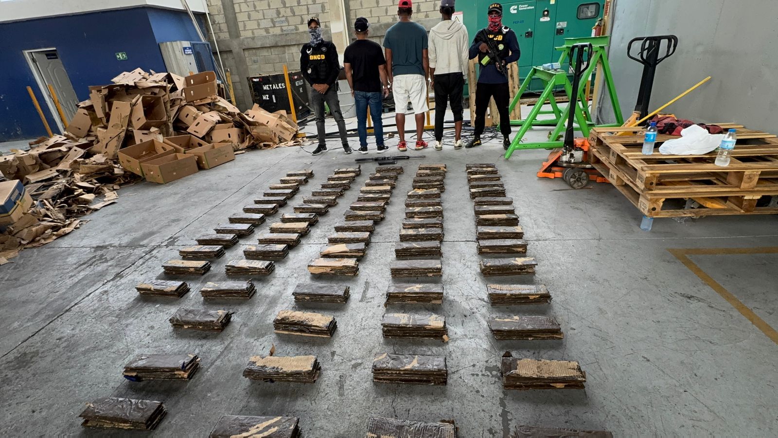 En carga de guineo incautan 360 láminas presumiblemente cocaína; apresan tres hombres