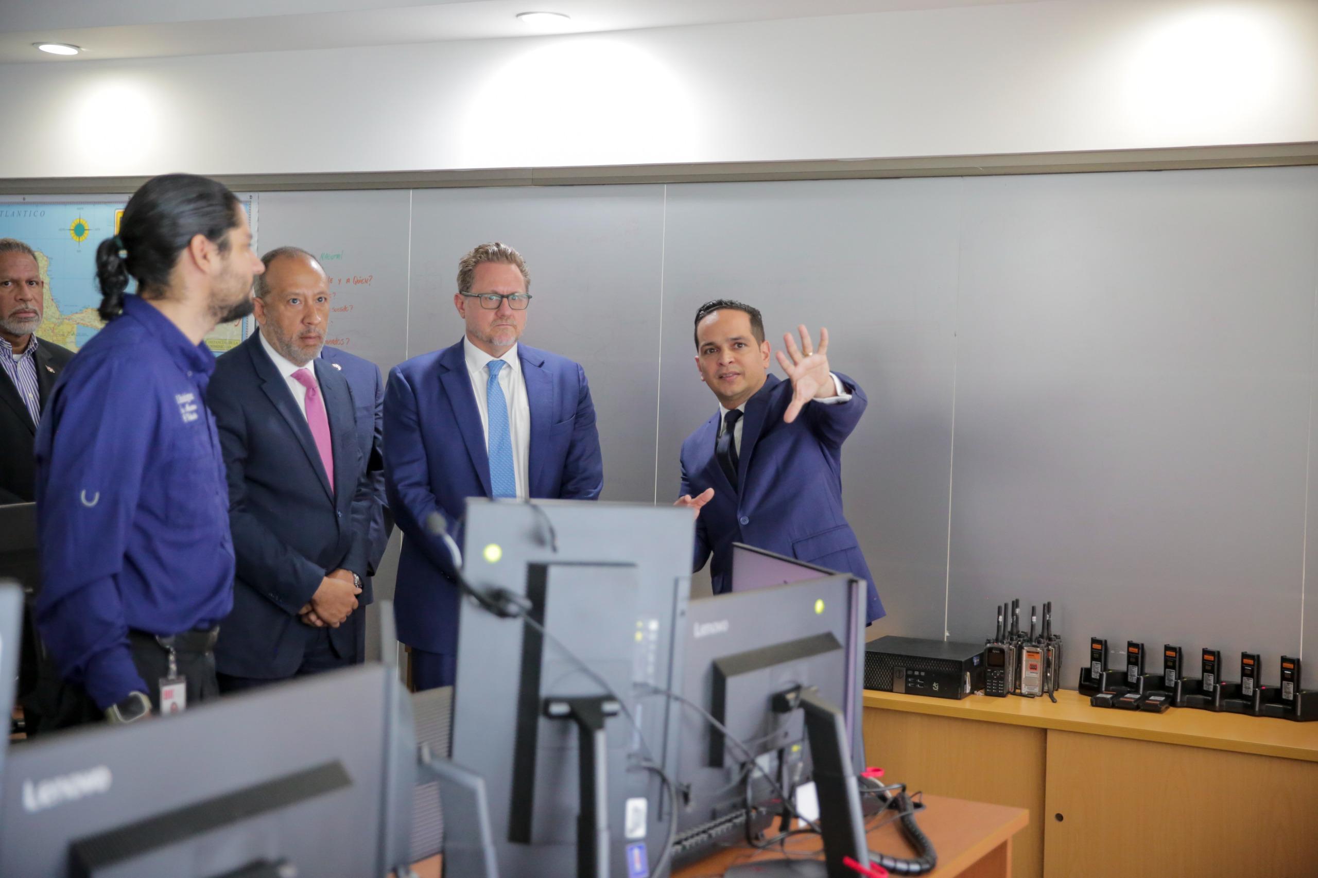 911 recibe visita subsecretario adjunto del Programa INL del Gobierno de EEUU