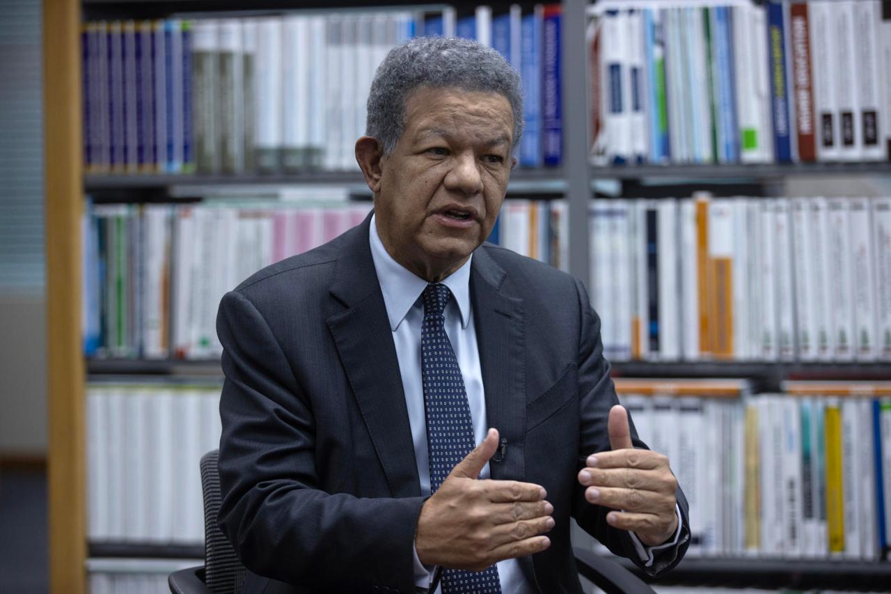 Leonel acusa de incoherente al gobierno de Abinader y denuncia emisión 400 mil visas a haitianos en lo que va de año