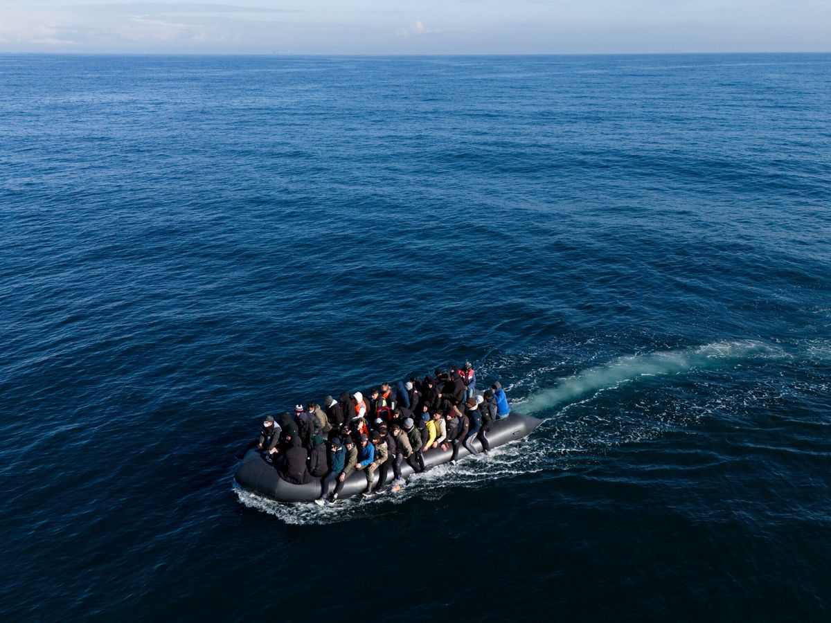 Mueren 12 migrantes en un naufragio al tratar de cruzar el Canal de la Mancha
