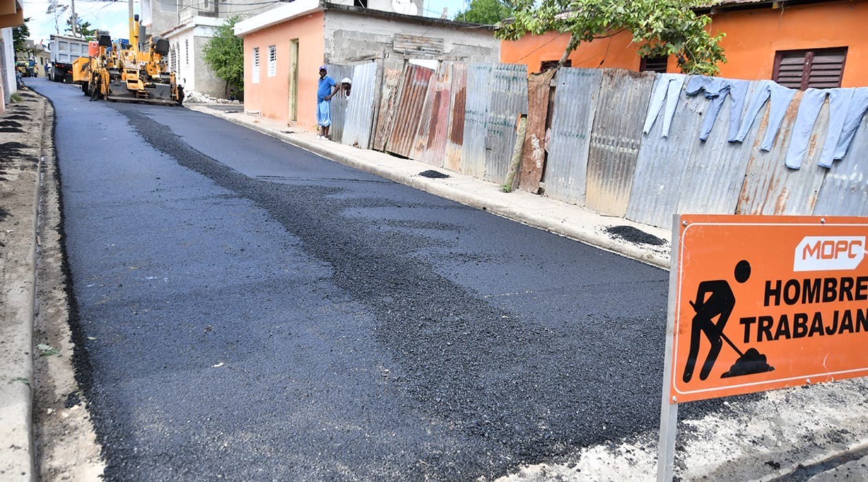 Deligne Ascención supervisa trabajos asfaltado y construcción de aceras y contenes en La Romana