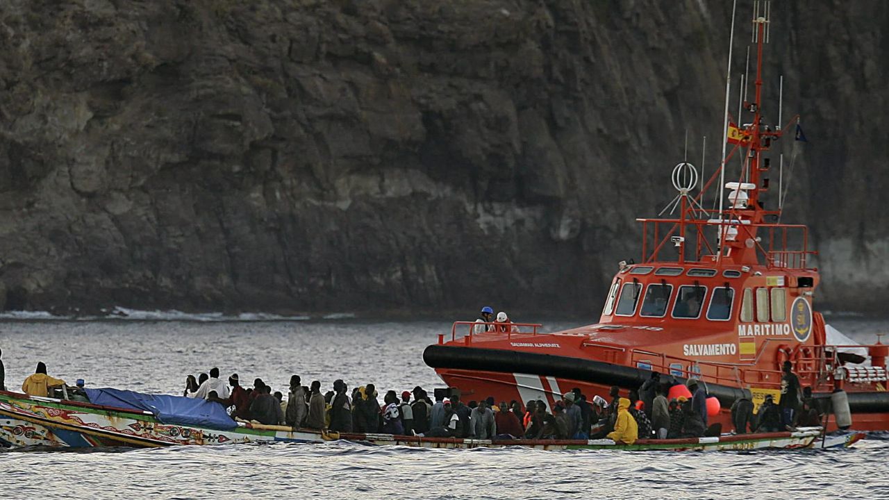 Al menos nueve migrantes muertos y 50 desaparecidos tras volcar su barca en las Canarias