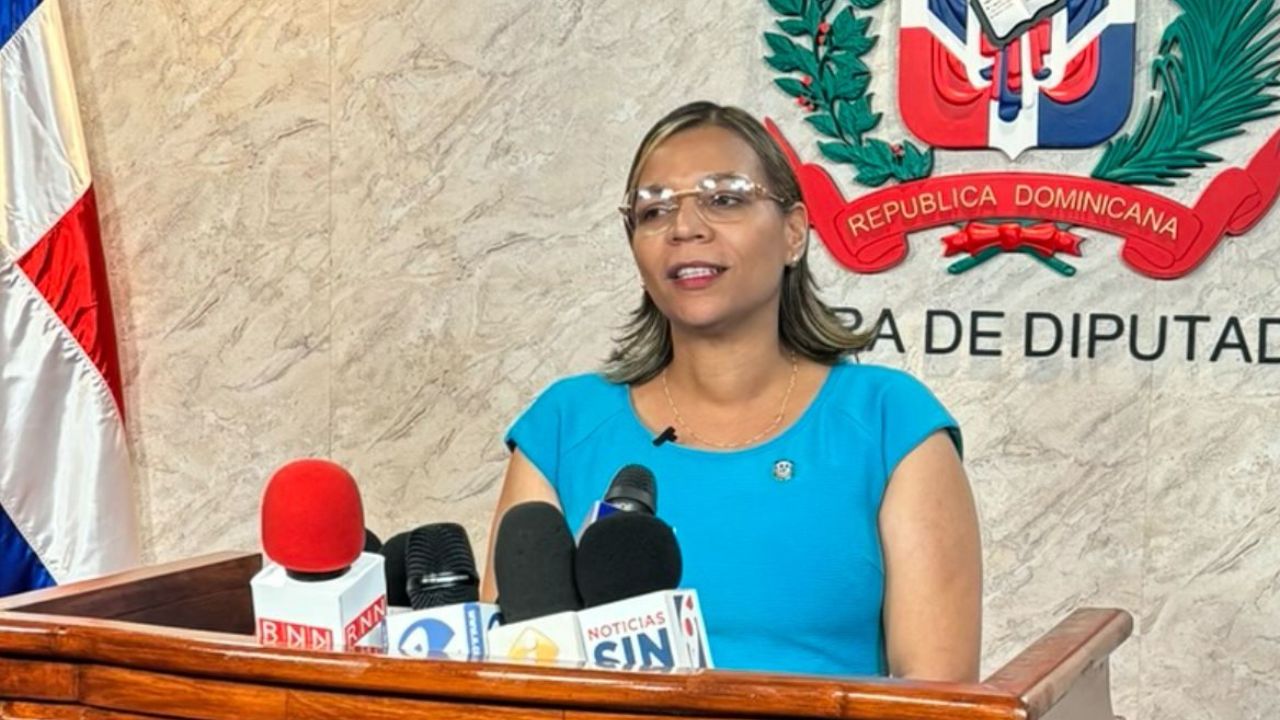 Diputada Mirna López presenta resolución para la creación de aulas hospitalarias para los estudiantes