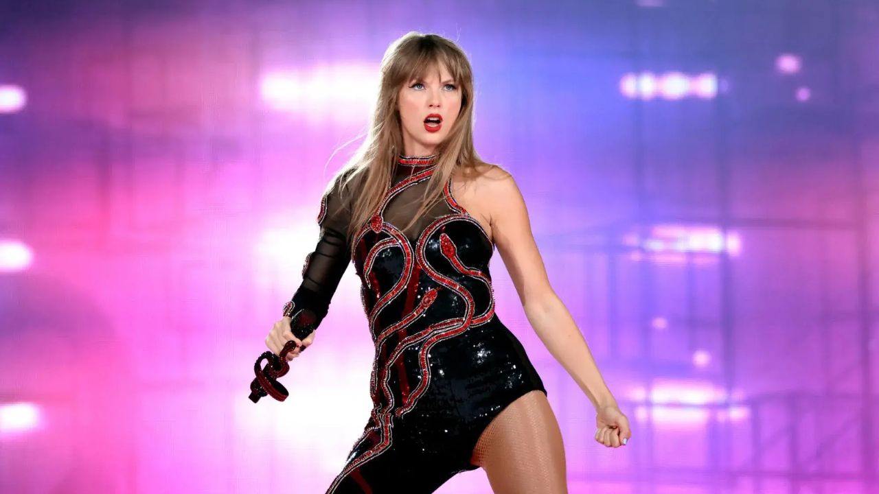 Taylor Swift lanzará libro de su gira y edición vinilo de su álbum 'TTPD' en Black Friday