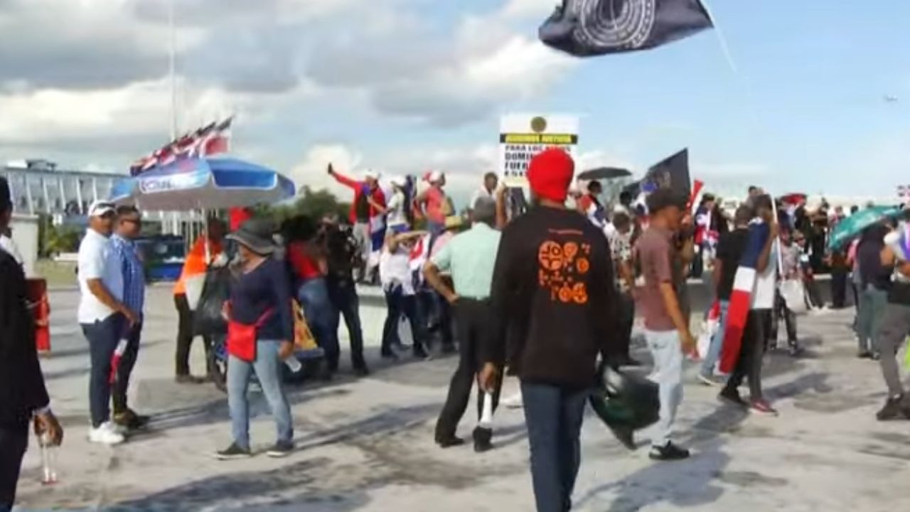 Cientos de dominicanos reclaman control migratorio efectivo en Plaza de la Bandera