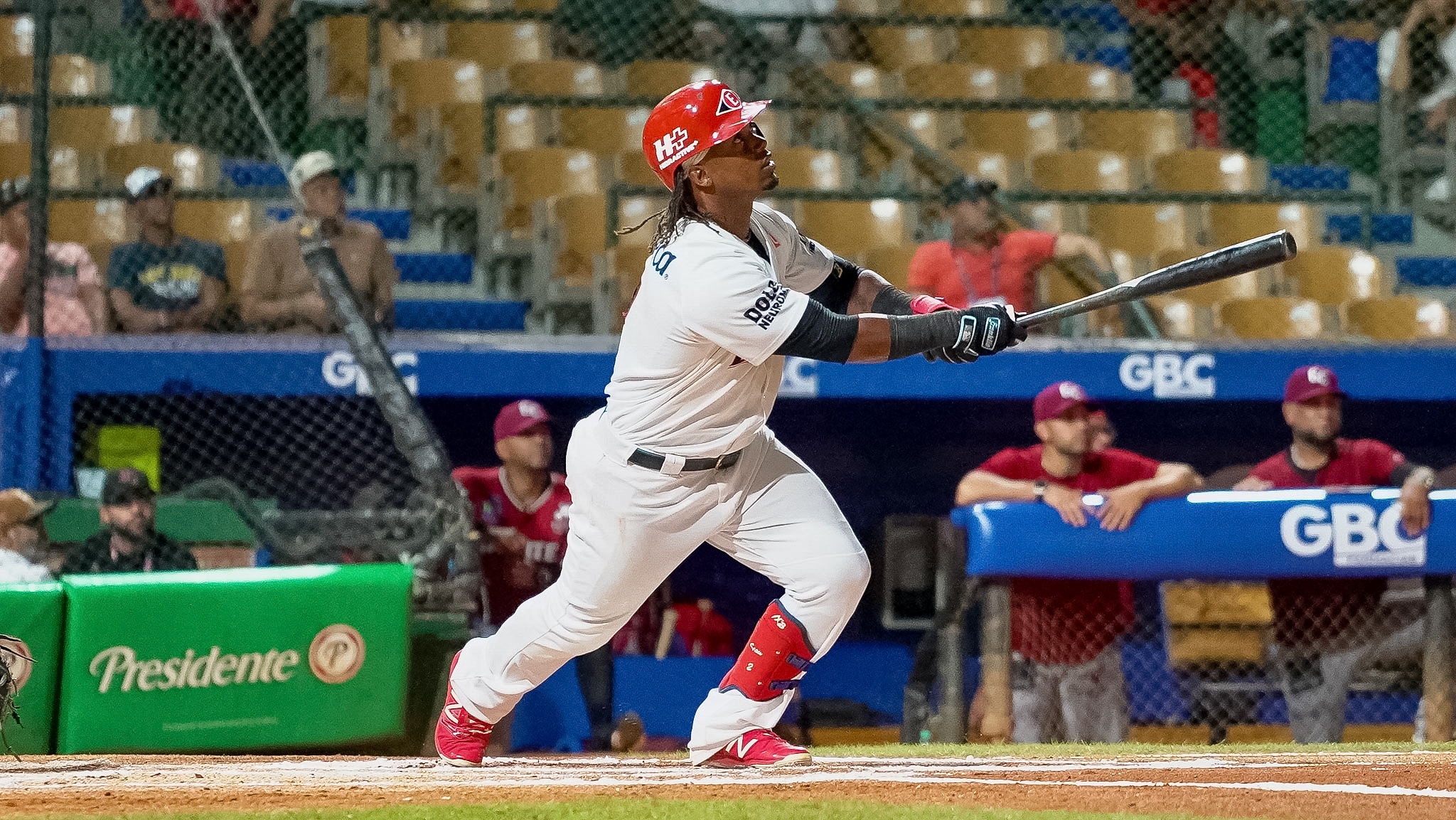 Tres extrabases extienden racha de los Escarlatas