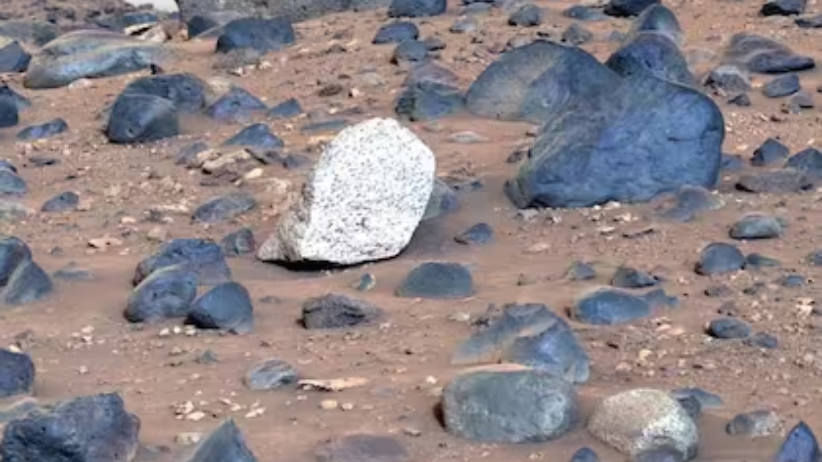 La NASA revela imágenes más claras de Marte con restos de rocas azules  