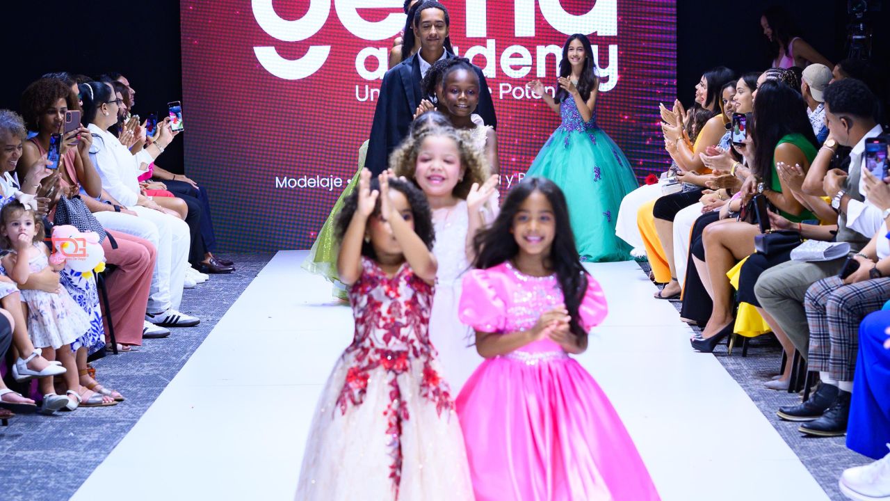 Gemas de Génesis Fermín emocionan con “El Poder del Amor” en RD Fashion Week 2024