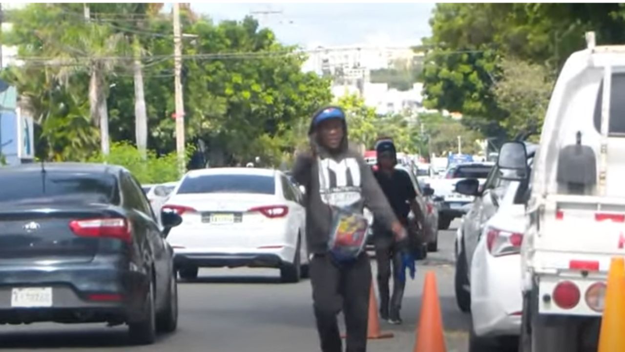 Parqueadores informales fuera de control, cobran tarifas excesivas