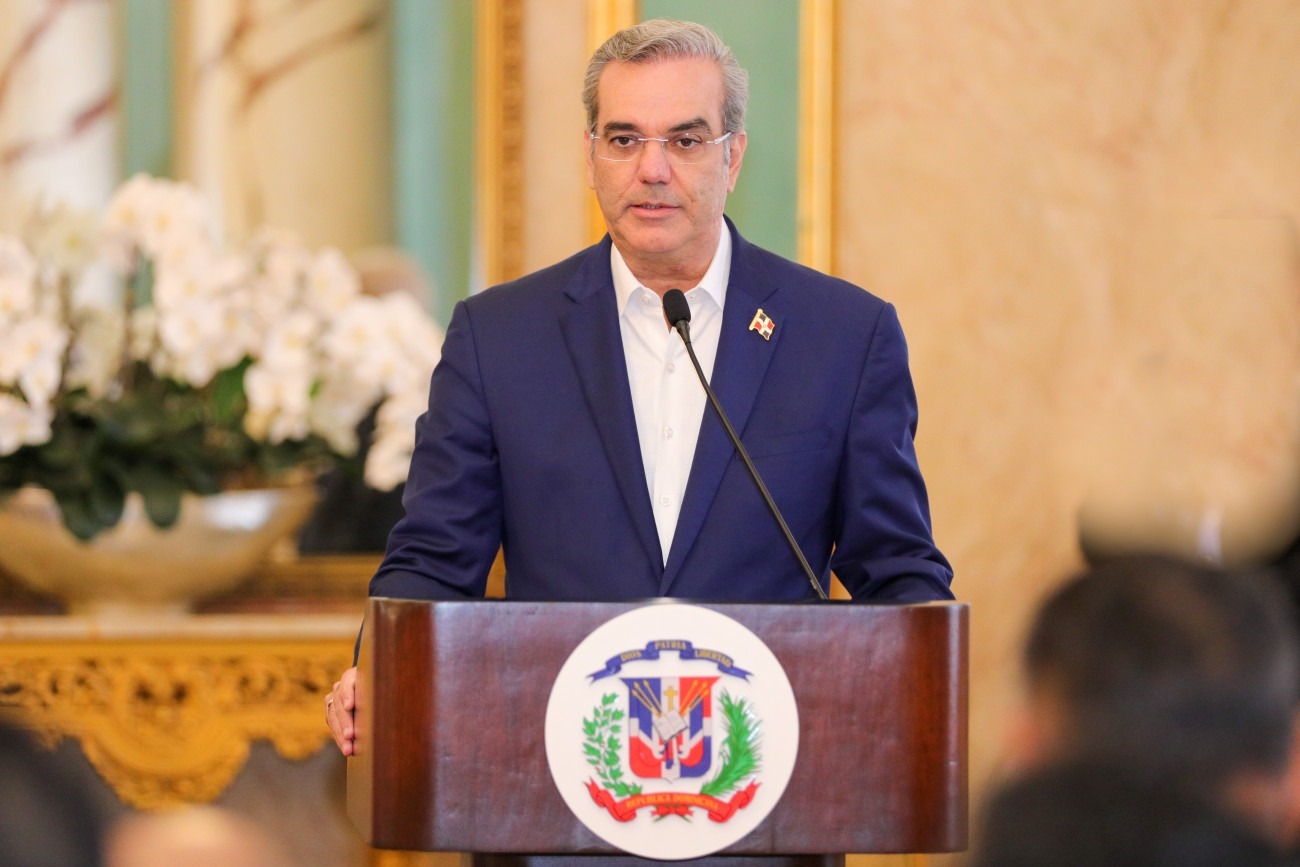 Abinader afirma que no tiene otra propuesta de reforma fiscal, pero promete hacer ajustes fiscales