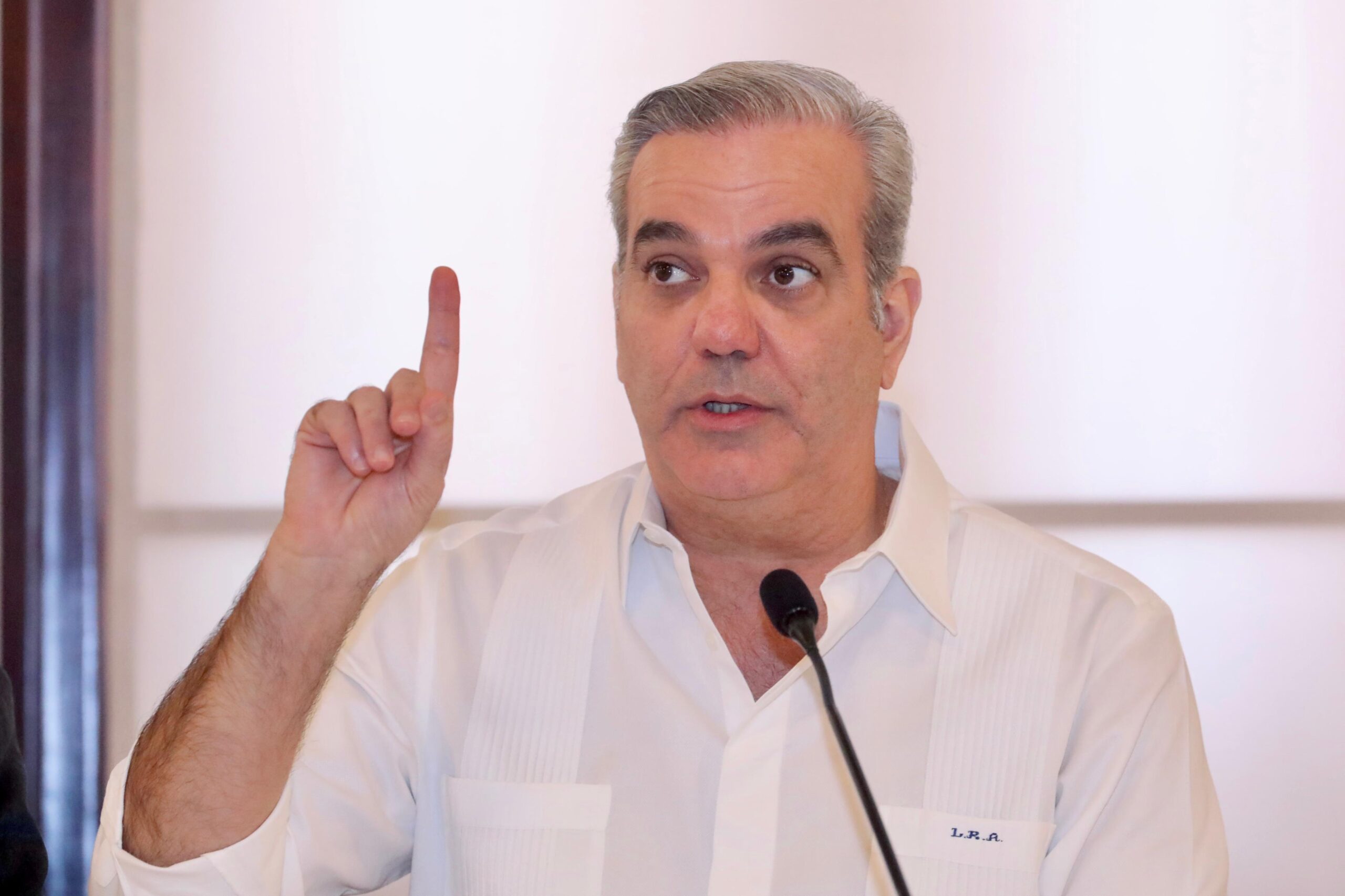Presidente Abinader anuncia obras viales, deportivas y de saneamiento en el GSD y el DN
