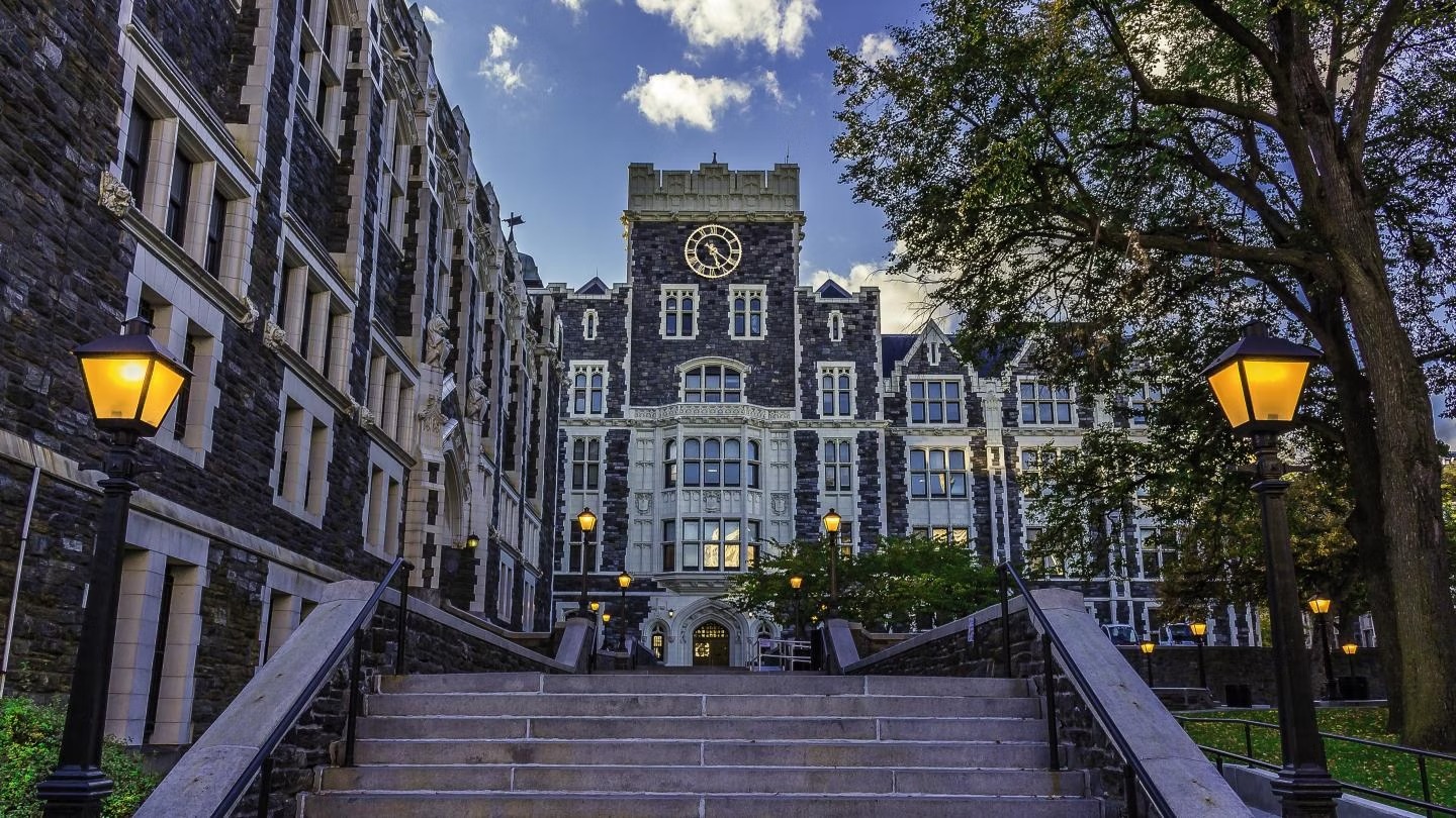 Lanzan programa de becas en universidad de NY para estudiantes dominicanos