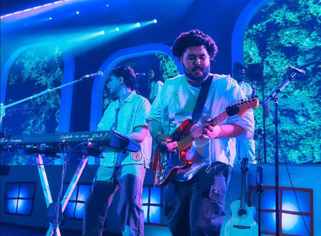 León Yamil, el dominicano en la banda de Camilo