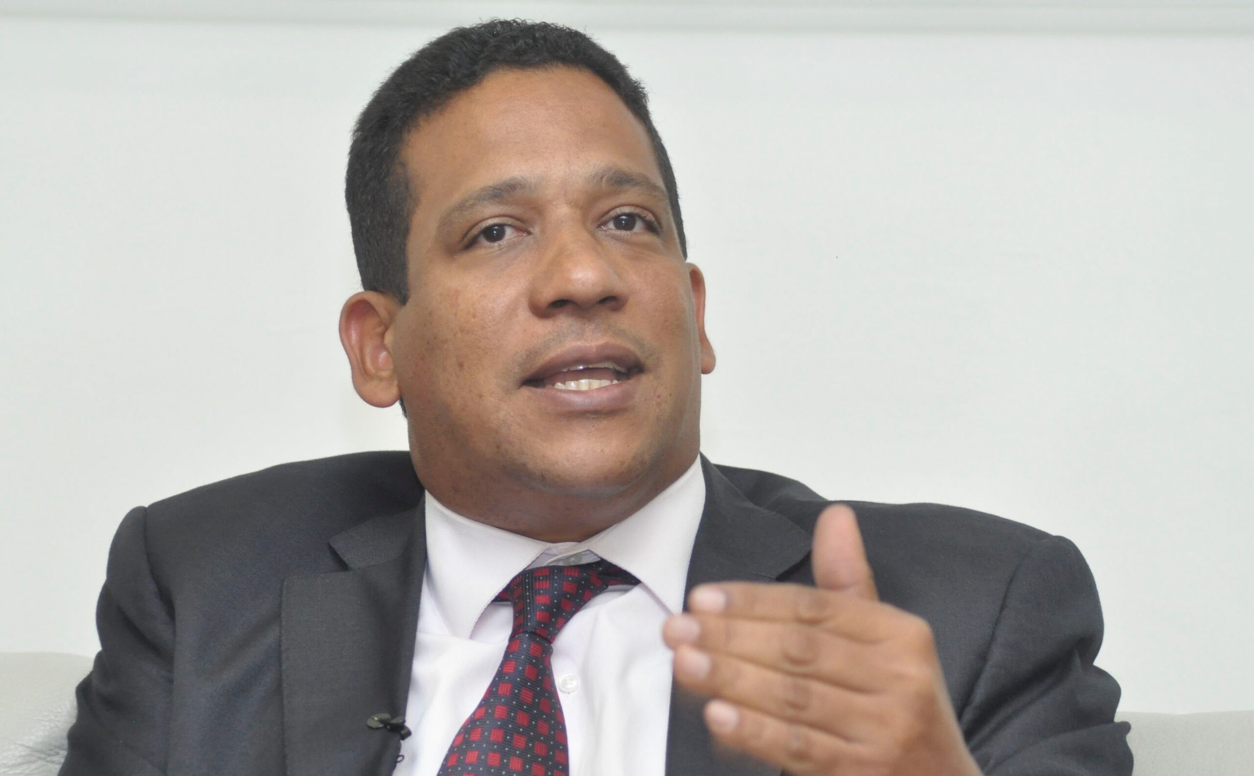 Carlos Pimentel observó "maniobras fraudulentas" en la licitación pública del INTRANT, según MP