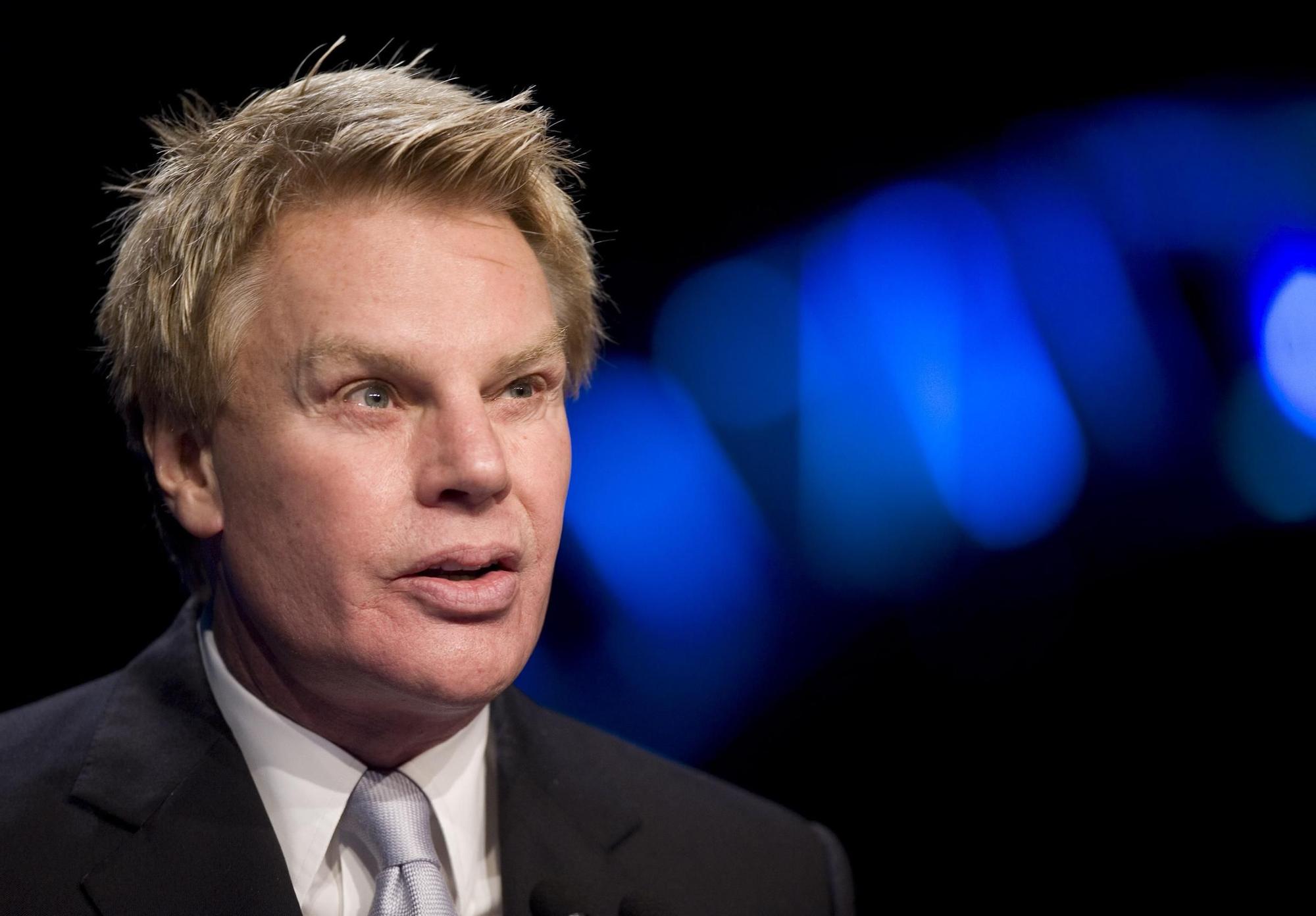 Expresidente de Abercrombie es arrestado en EEUU por explotación sexual de hombres jóvenes
