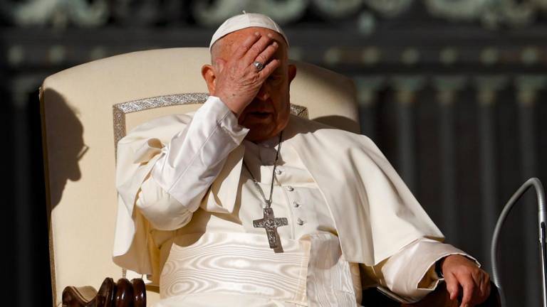 El papa mejora en su décimo cuarto día hospitalizado pero sigue necesitando oxígeno