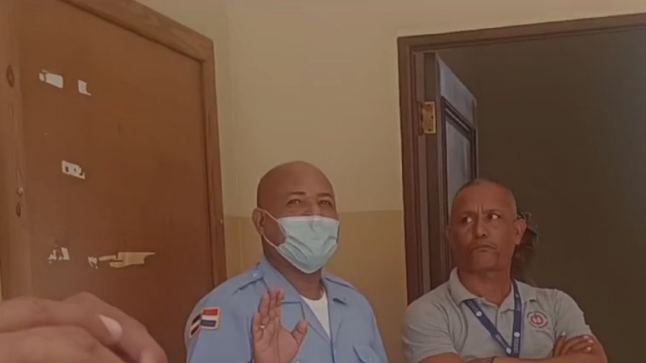 “Al que me empuje le doy un tiro”, dice policía a camarógrafo en Palacio de Justicia de Moca
