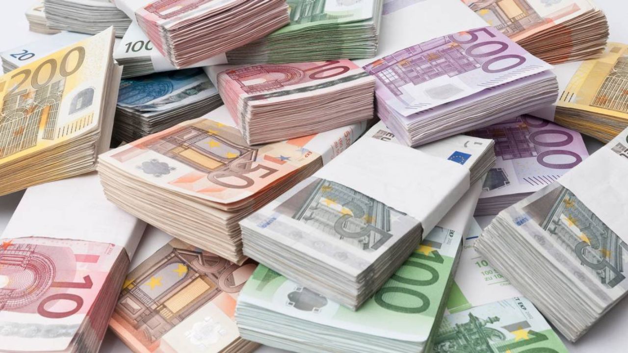 Hombre halla más de 63 mil euros en una caja abandonada en punto de reciclaje y lo devuelve