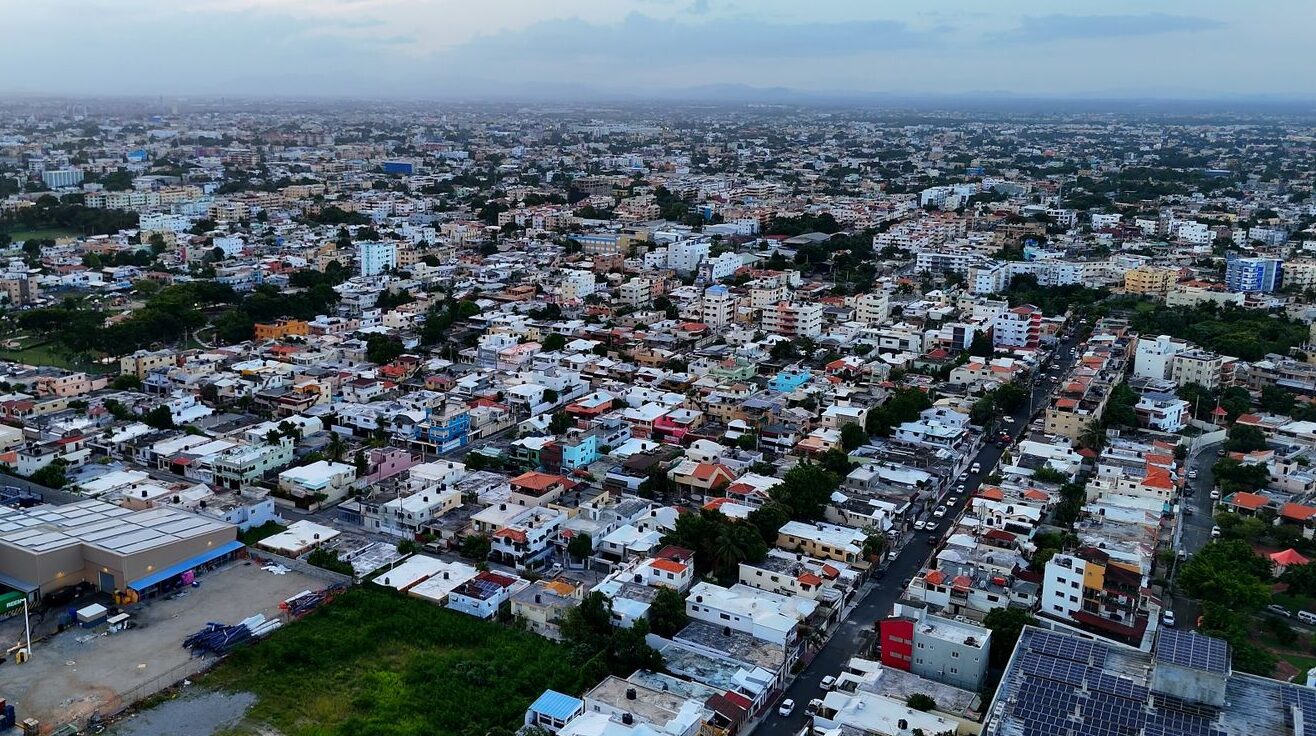 Allanan residencia en SDE por presunta operación de falsificación de documentos