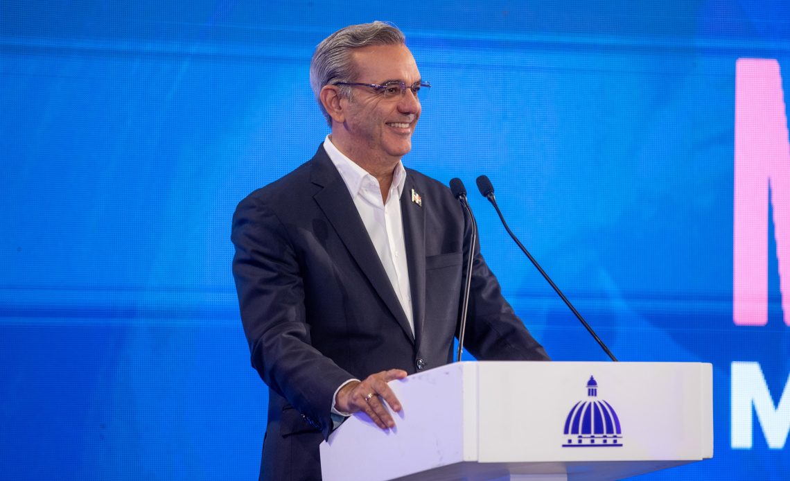 Abinader llama a denunciar la violencia de género