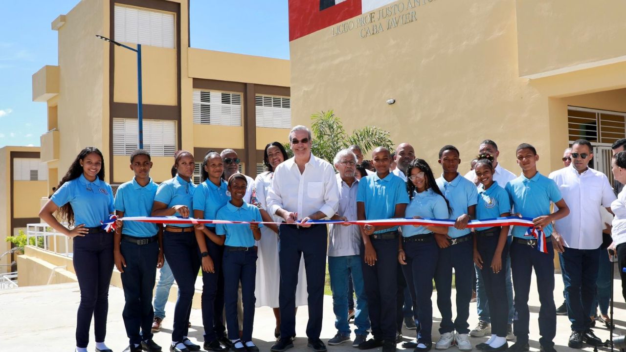 Abinader anuncia construcción de 4 mil aulas para el año 2025