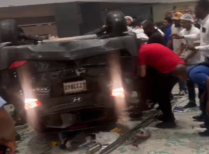 Automóvil cae del edificio de estacionamientos en plaza comercial de la 27 de Febrero
