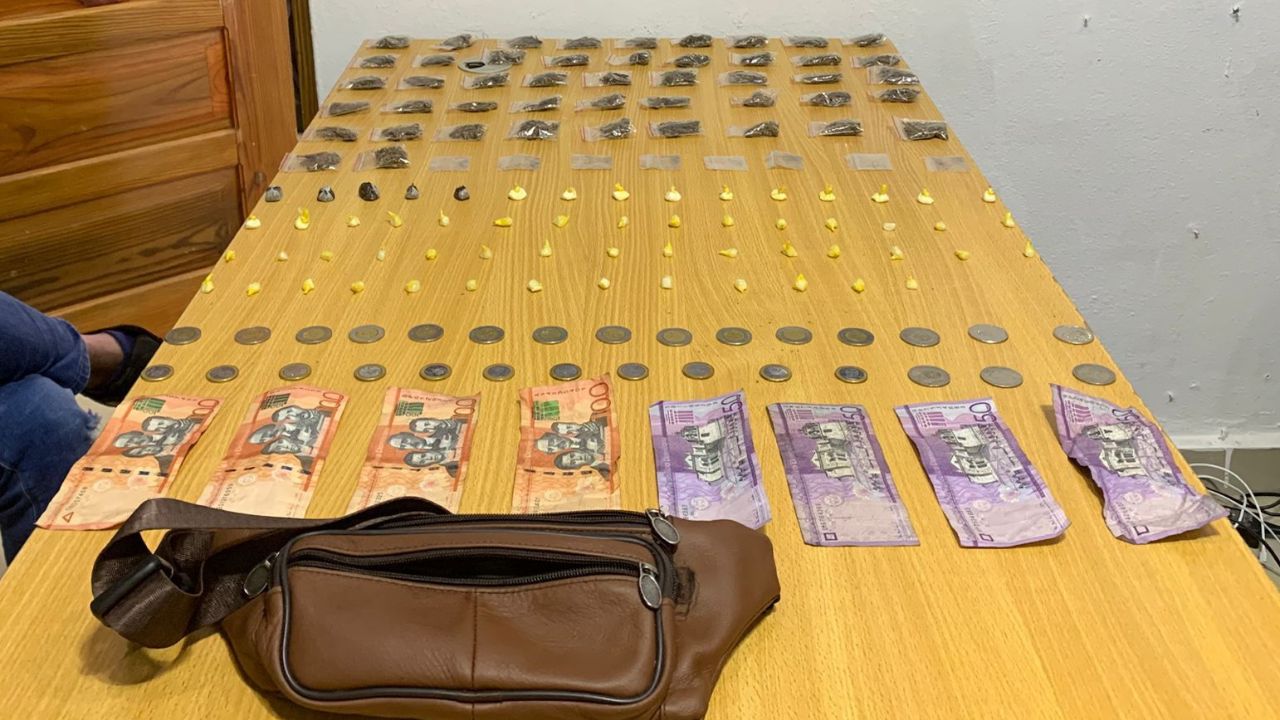 Apresan joven con más de 100 porciones de sustancias controladas durante operativo