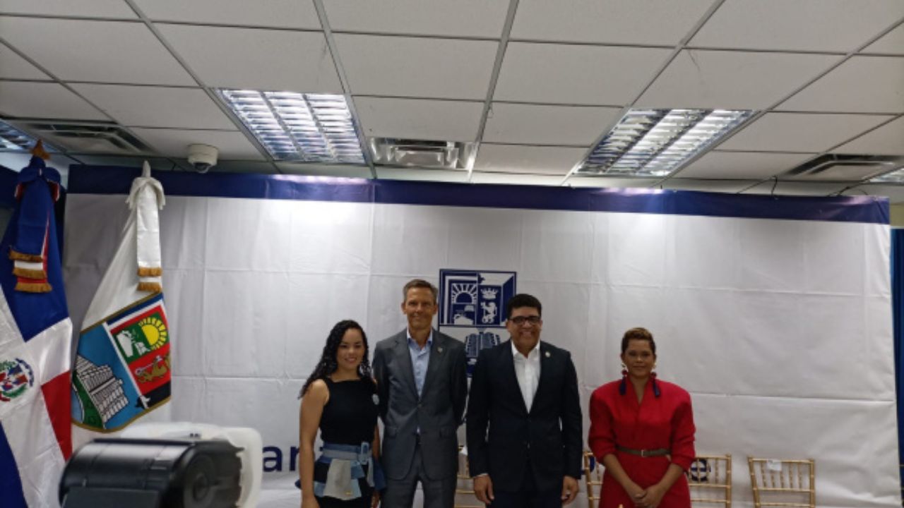 Presentan desfile de moda sostenible en el monumento Faro a Colón