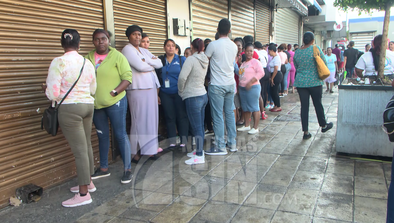 Tiendas abarrotadas por compradores en este  este Viernes Negro