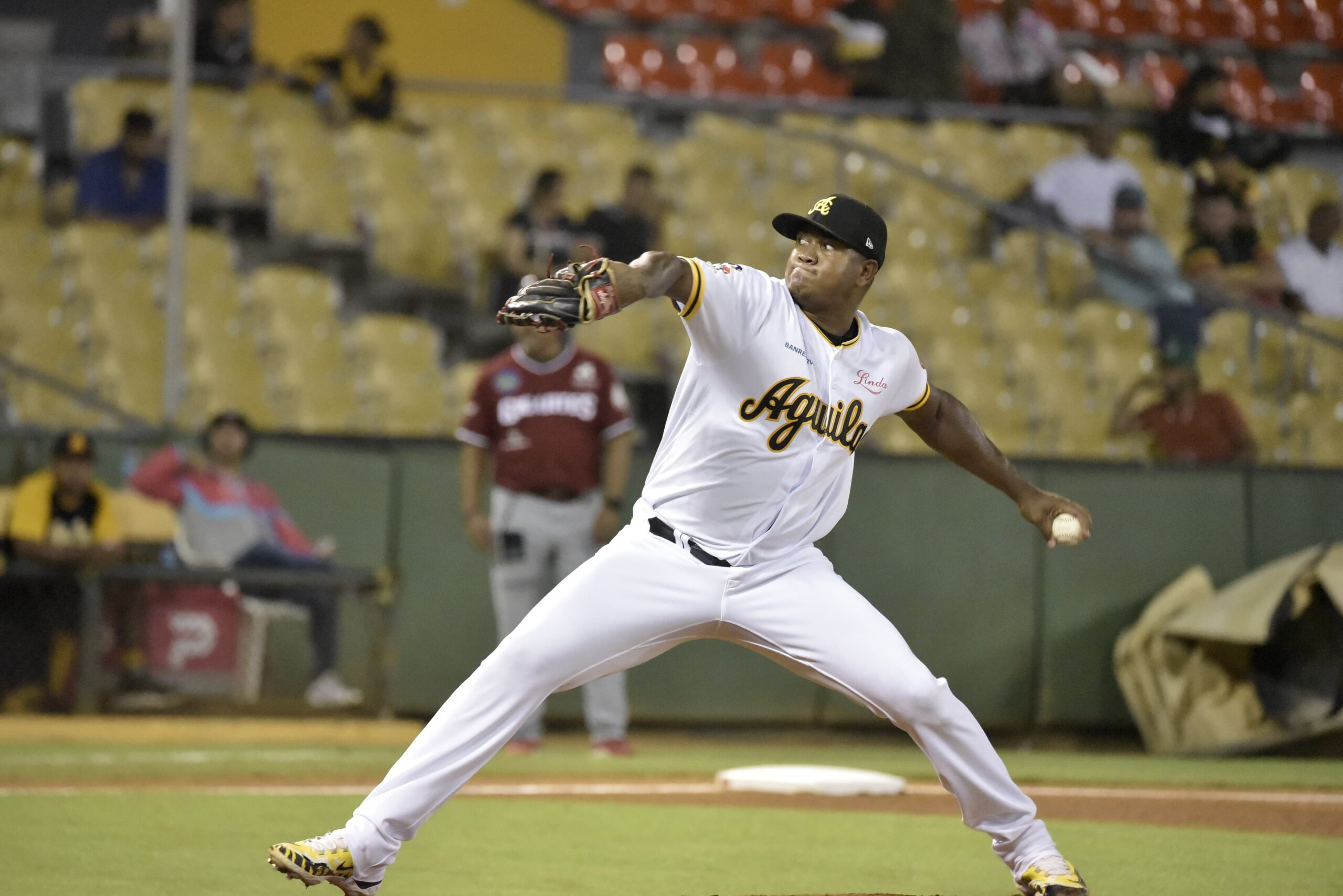 Águilas vencen a los Gigantes con gran actuación de Enny Romero