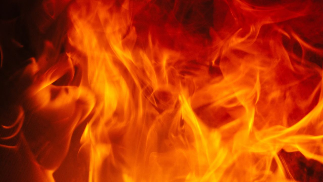 Incendio afecta dos comercios en Santiago
