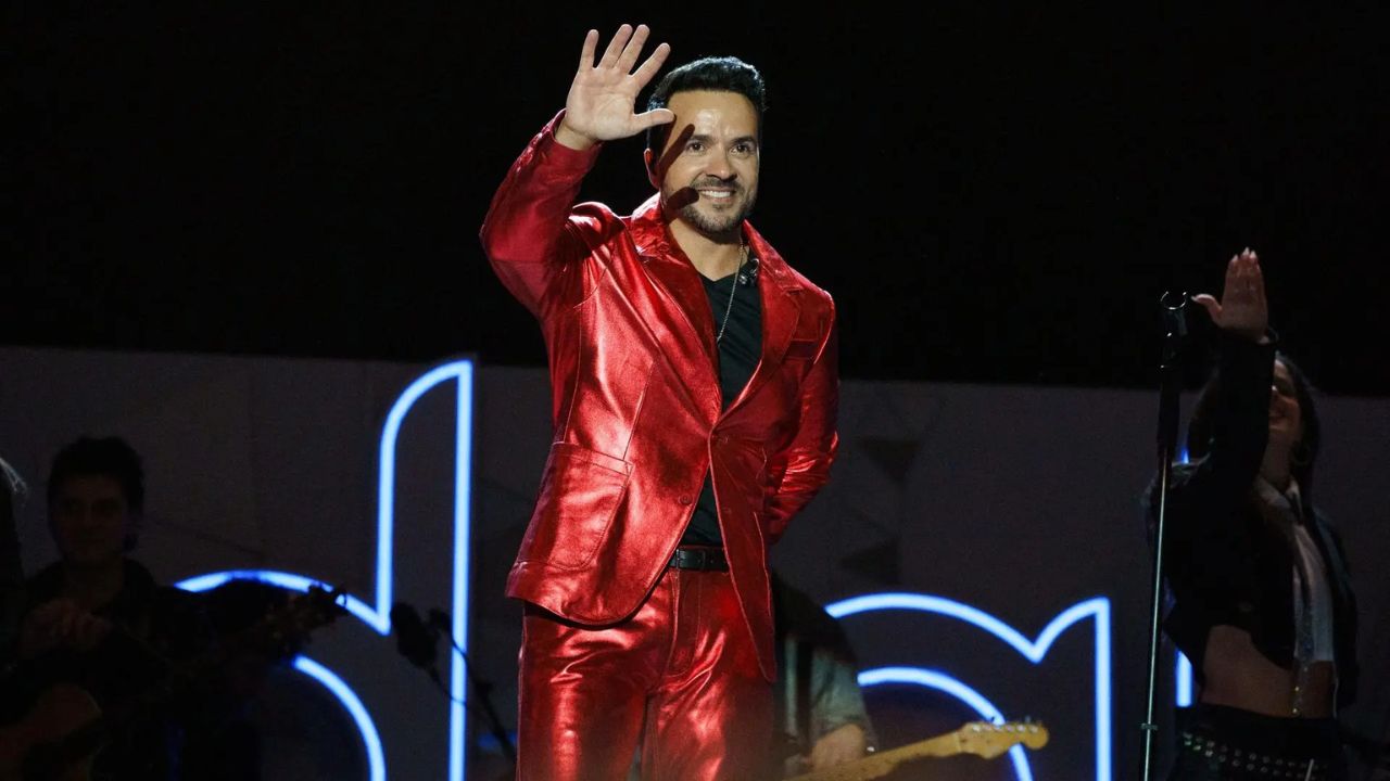 Luis Fonsi recuerda que su carrera comenzó sin presupuesto "y tocando puertas"