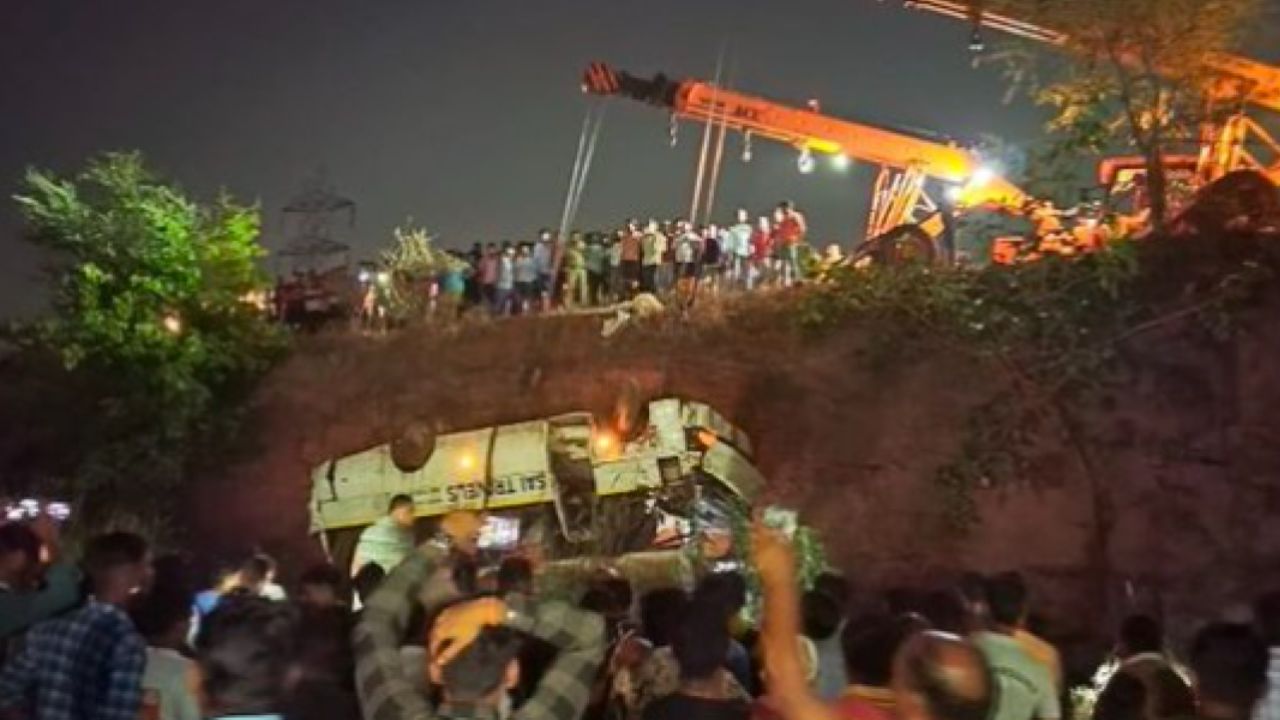 Al menos 11 muertos al volcar un autobús en el centro de la India