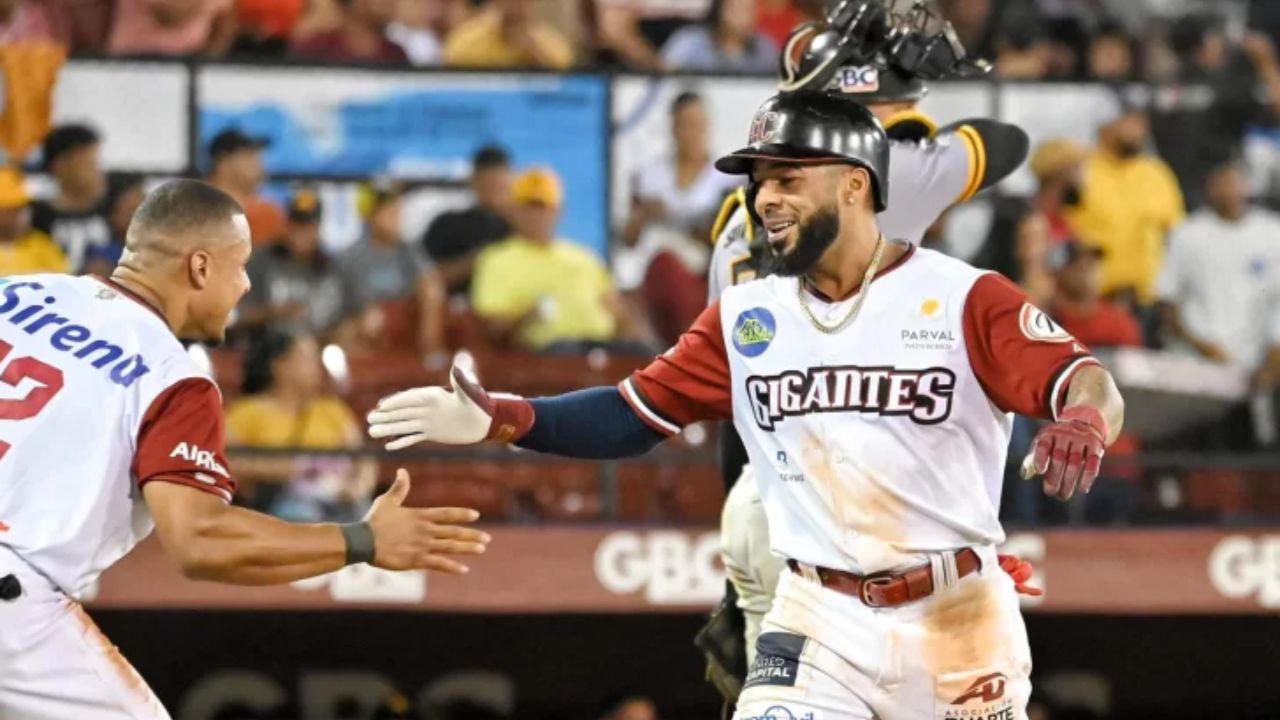 Jonrón de Leury García sube a los Gigantes a la cuarta posición tras vencer a las Águilas
