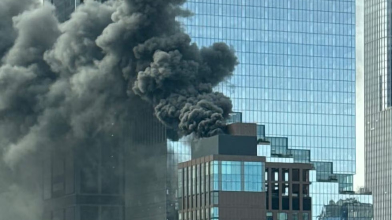 Incendio afecta rascacielos en Manhattan