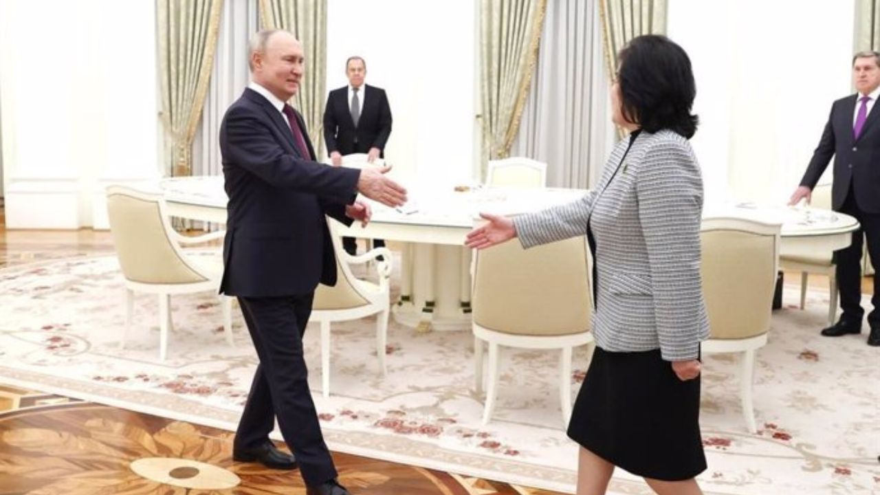 Putin recibe en el Kremlin a la ministra de Exteriores norcoreana