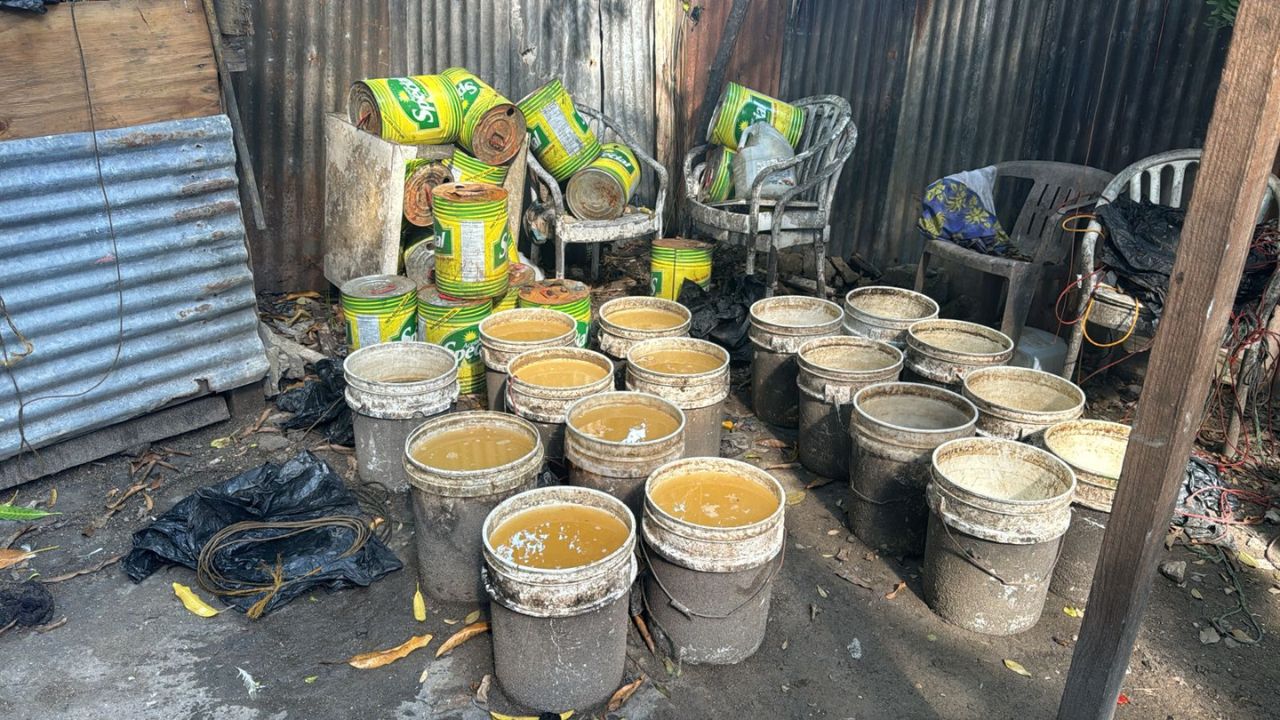 Decomisan mil 395 litros de clerén en San Pedro de Macorís