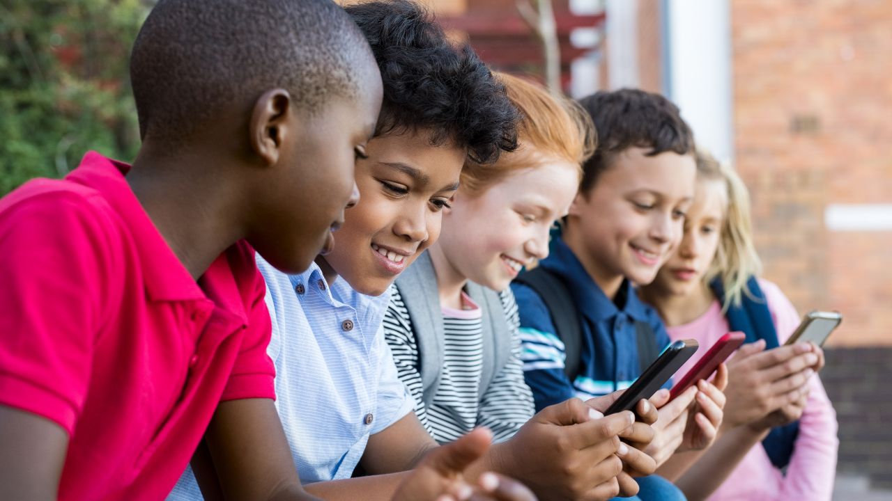 Unicef pide a Australia consultar a los niños sobre la ley que restringe su acceso a redes